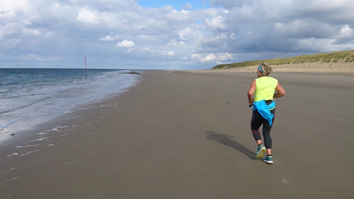 Ilona am Strand Joggen